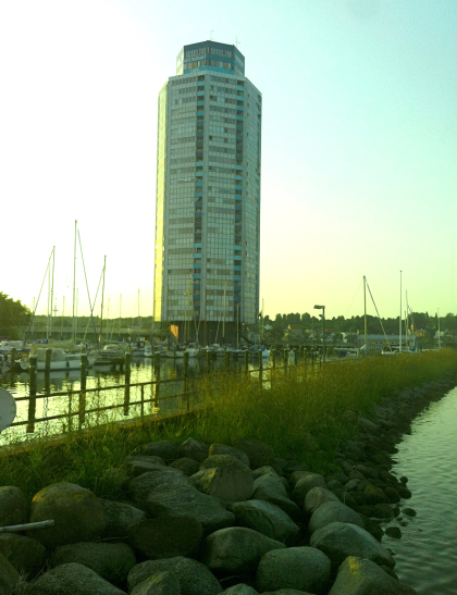 Blick auf den Wikingturm - von der Hafen-Mole